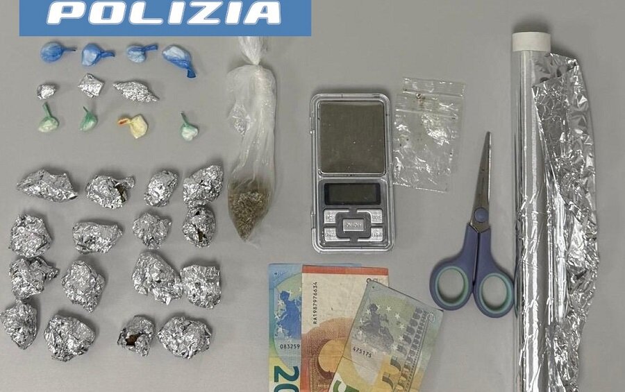 Consegna droga a domicilio, trentunenne arrestato dalla Polizia di Stato