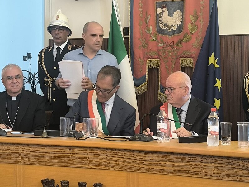Gemellaggio Catania-Gallipoli nel nome di Sant’Agata, firmato il patto tra le due città Gemellaggio Catania-Gallipoli nel nome di Sant’Agata, firmato il patto tra le due città