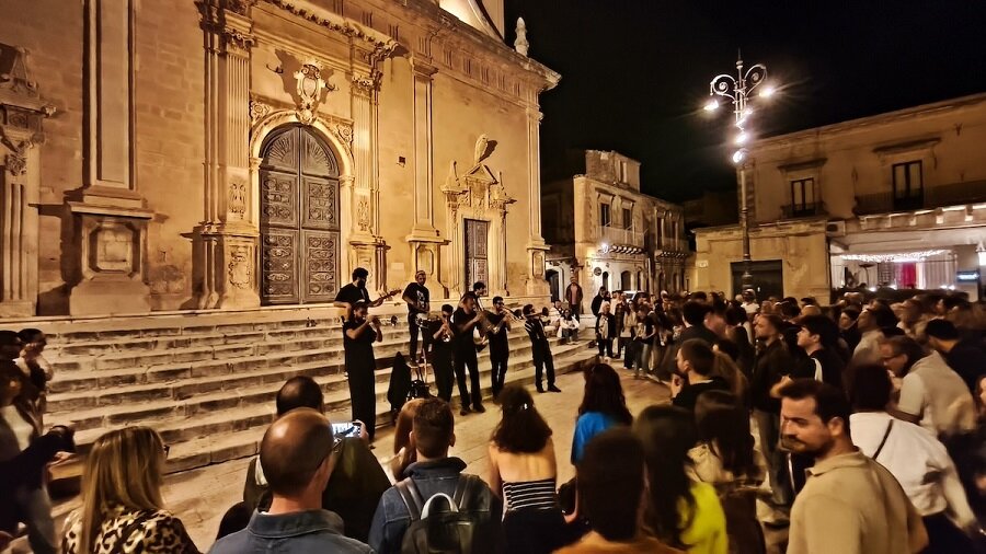Con &lsquo;Scenica Festival 2026&rsquo; Vittoria palcoscenico internazionale tra circo contemporaneo, teatro e musica