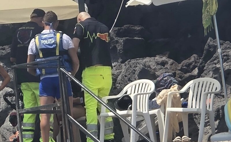la-polizia-di-stato-trae-in-salvo-una-turista-che-sul-materassino-e’-stata-trasportata-dalla-corrente-da-capomulini-alla-timpa-di-acireale.-rintracciata-dopo-tre-ore.jpeg la-polizia-di-stato-trae-in-salvo-una-turista-che-sul-materassino-e’-stata-trasportata-dalla-corrente-da-capomulini-alla-timpa-di-acireale.-rintracciata-dopo-tre-ore.jpeg