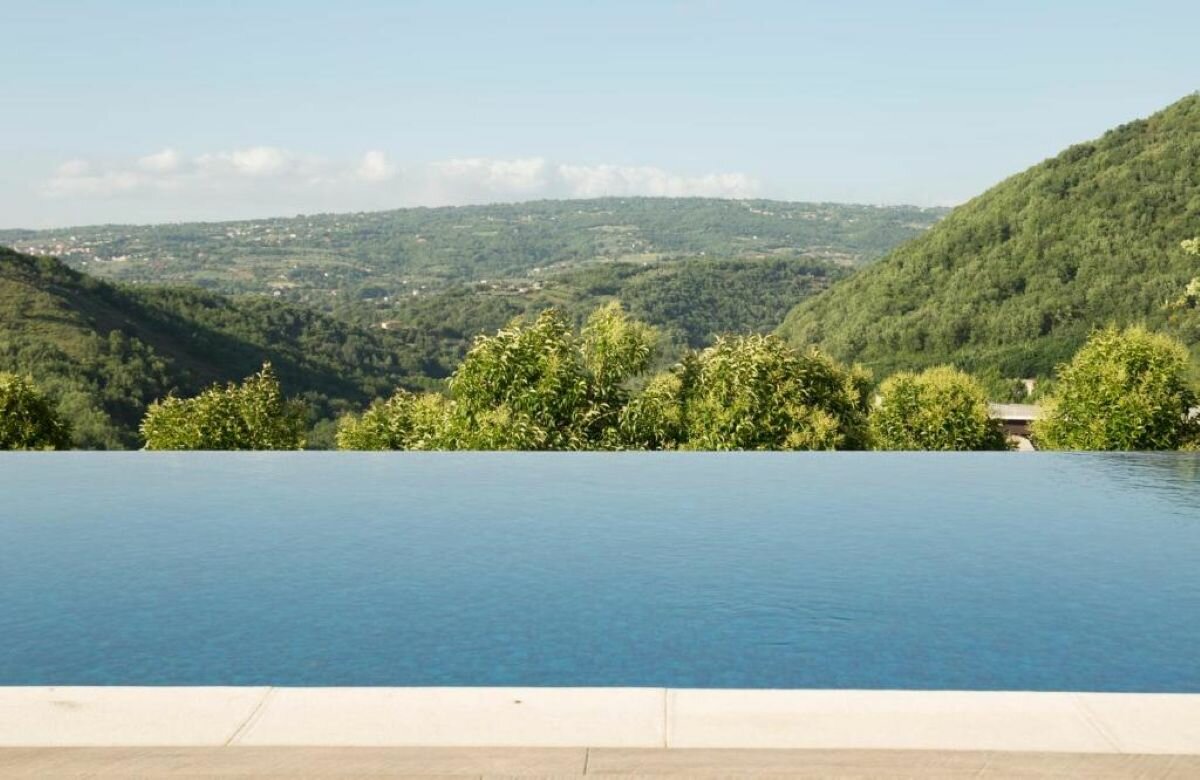 villa-con-piscina.jpeg