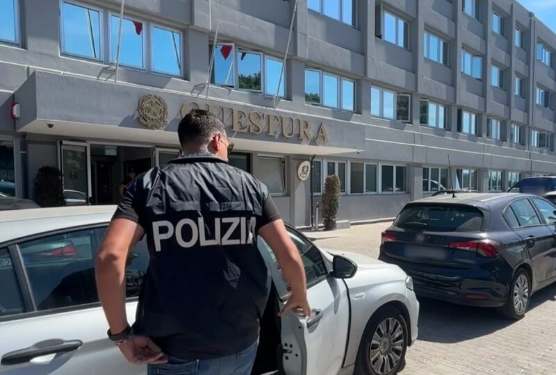 Fugge per le vie del Centro con le dosi di marijuana e hashish