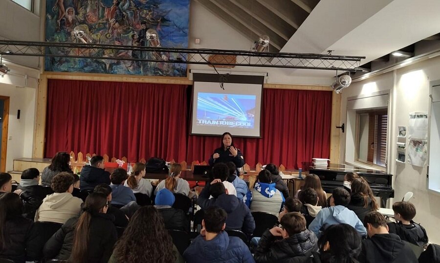 &ldquo;Train&hellip; to be cool&rdquo;, nuove tappe del progetto della Polizia di Stato sulla sicurezza ferroviaria nelle scuole del catanese