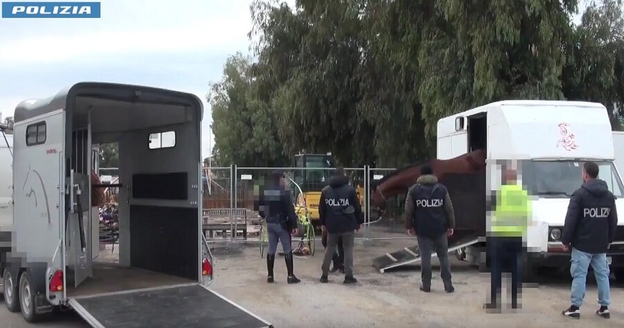 La Polizia di Stato impiega i droni per localizzare una corsa clandestina di cavalli