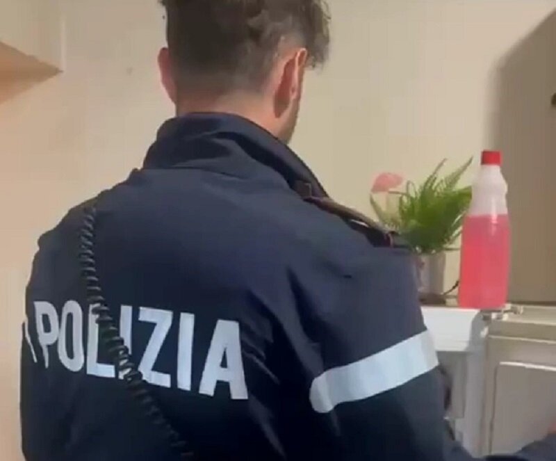 Sorpreso a spacciare davanti casa, pusher arrestato dalla Polizia di Stato