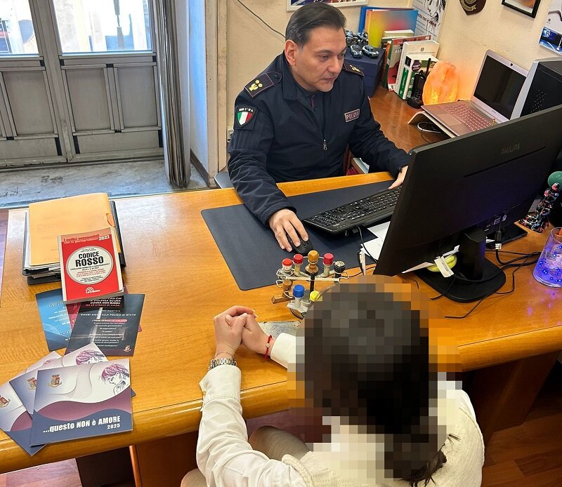 Arresti domiciliari con braccialetto elettronico per settantenne acese