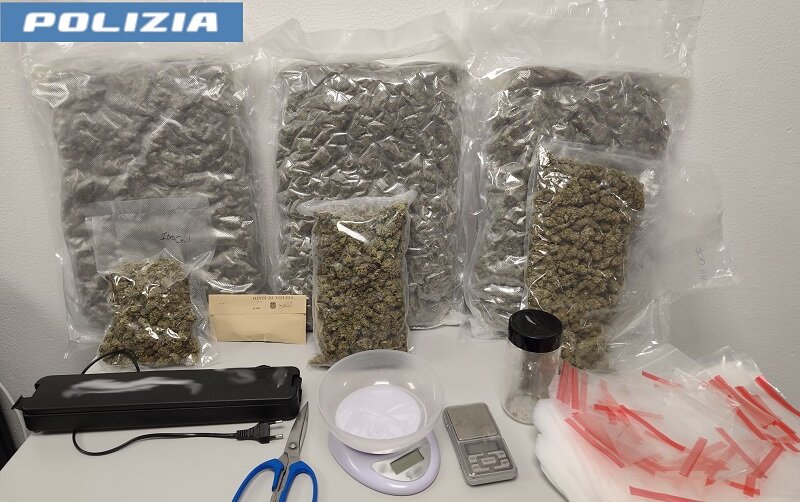 Nascondeva la droga nella lavatrice, trentaquattrenne arrestato dalla Polizia di Stato