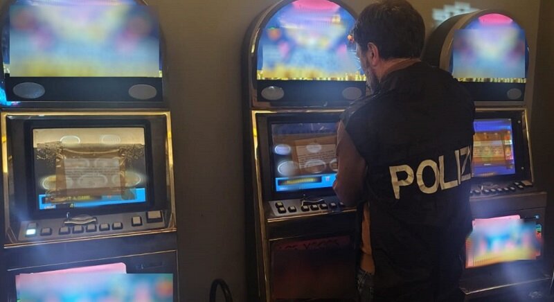 Contrasto al gioco illegale, sequestrati 9 video poker e 8 slot machine
