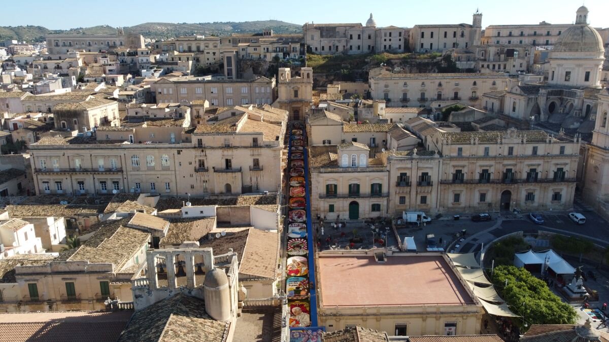 Infiorata di Noto: dal 15 al 19 maggio una scenografia da 400 mila petali