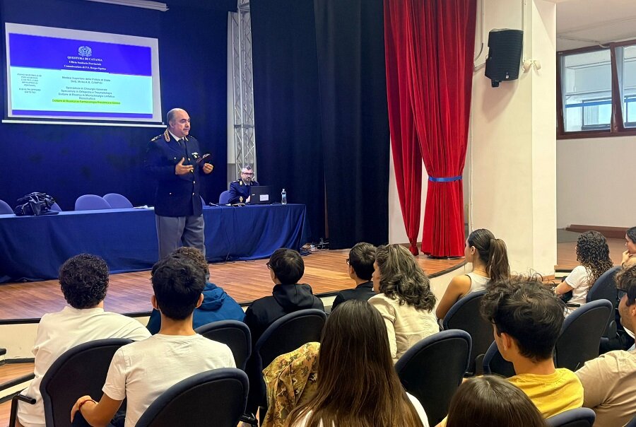 Contrasto allo spaccio di droga tra giovanissimi, nuovo incontro formativo della Polizia di Stato nella scuola “Principe Umberto di Savoia” Contrasto allo spaccio di droga tra giovanissimi, nuovo incontro formativo della Polizia di Stato nella scuola “Principe Umberto di Savoia”