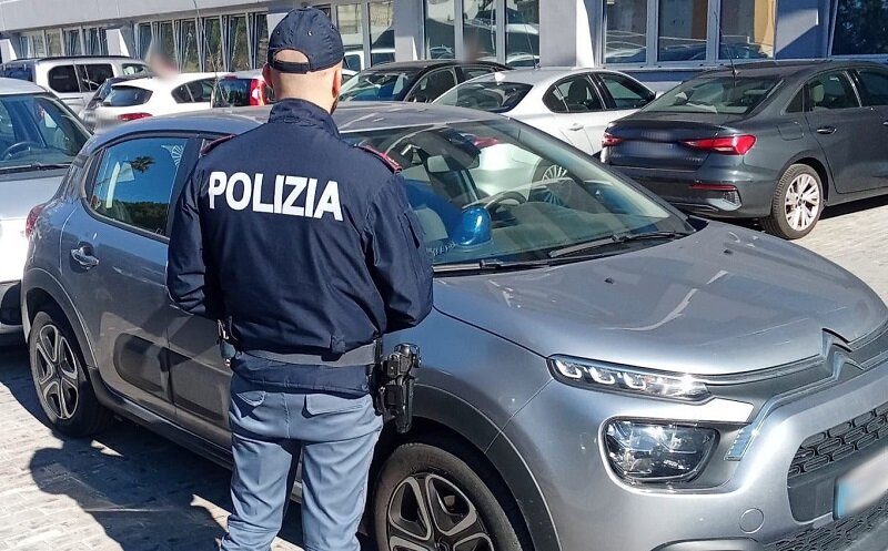In auto con un lampeggiante delle forze dell’ordine, pregiudicato adranita fermato dalla Polizia di Stato