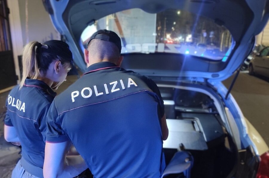 rubano-una-moto-in-piazza-del-tricolore-ma-vengono-scoperti-e-bloccati-dalla-polizia-di-stato.jpeg rubano-una-moto-in-piazza-del-tricolore-ma-vengono-scoperti-e-bloccati-dalla-polizia-di-stato.jpeg