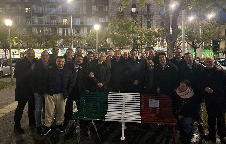 La panchina del Ricordo in piazza Cavour