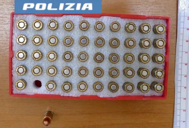 sospettato-di-aver-commesso-un-furto-viene-trovato-a-casa-con-una-pistola-clandestina-e-munizioni.-arrestato-dalla-polizia-di-stato-2.jpeg