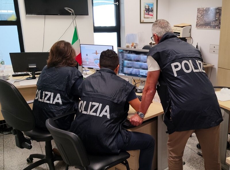 banda-di-truffatori-smascherata-dalla-polizia-di-stato.-svuotavano-il-conto-delle-vittime-on-line.jpeg banda-di-truffatori-smascherata-dalla-polizia-di-stato.-svuotavano-il-conto-delle-vittime-on-line.jpeg