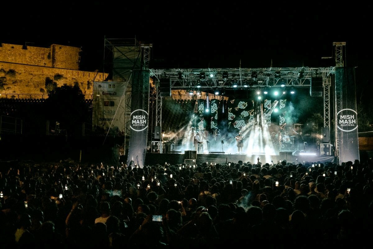 Mish Mash Festival, il viaggio continua: dieci anni di musica tra mito e mare Mish Mash Festival, il viaggio continua: dieci anni di musica tra mito e mare