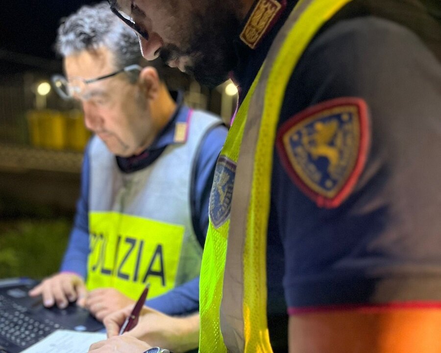 Sorpassi pericolosi e limiti di velocit&agrave; superati, autista di un bus di linea sanzionato dalla Polizia di Stato
