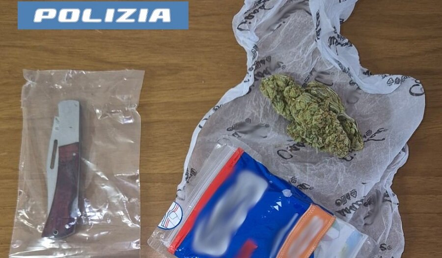 Trovato con coltello in auto e 10 grammi di marijuana negli slip Trovato con coltello in auto e 10 grammi di marijuana negli slip