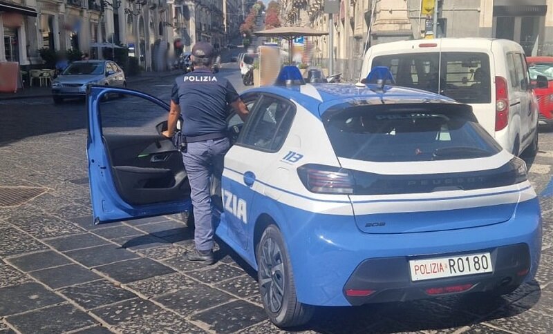 Aggredisce la titolare di un negozio per rubare i soldi dalla cassa Aggredisce la titolare di un negozio per rubare i soldi dalla cassa