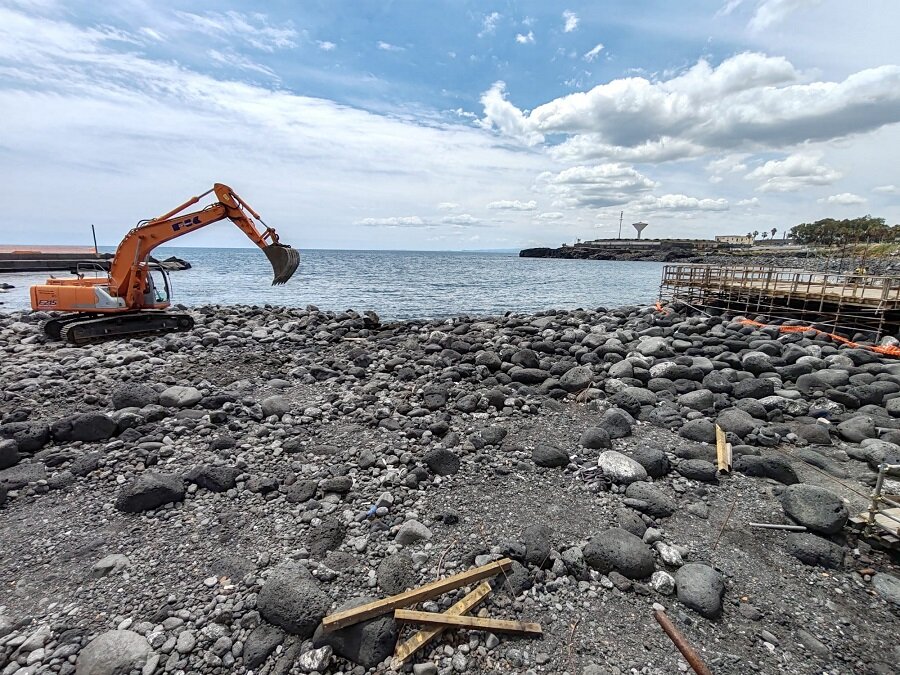 San Giovanni Li Cuti, tornano sabbia nera e spiaggia dopo il ciclone Harry. San Giovanni Li Cuti, tornano sabbia nera e spiaggia dopo il ciclone Harry.