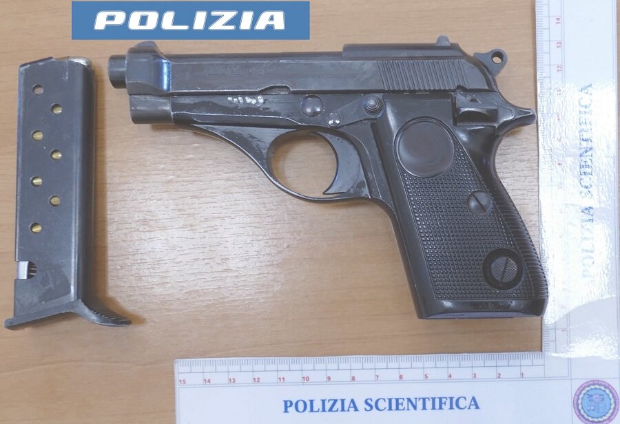 Sospettato di aver commesso un furto viene trovato a casa con una pistola clandestina e munizioni