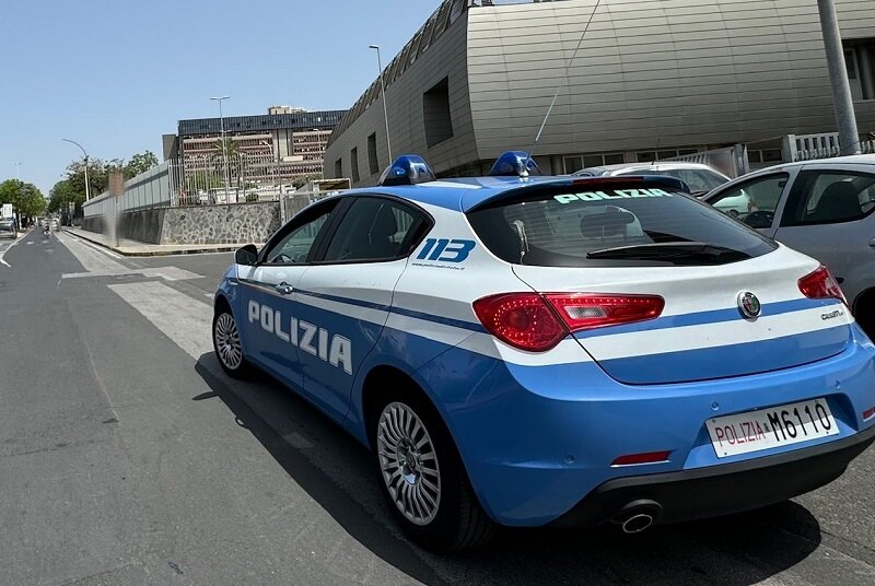 Minaccia di investire con l’auto il vigilantes per non aver consegnato il cibo nel proprio alloggio