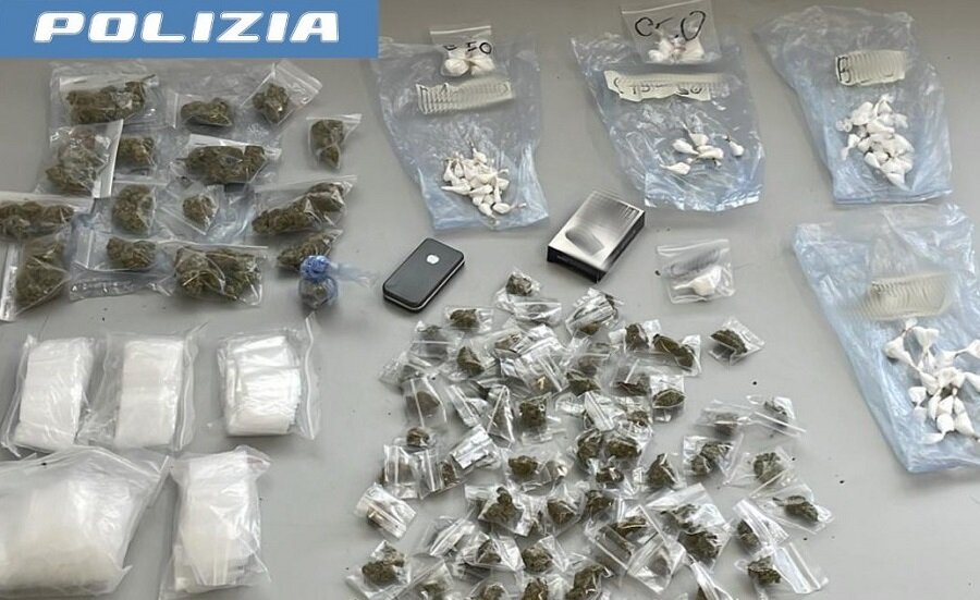 Pusher sorpreso in piena attivit&agrave; dalla Polizia di Stato