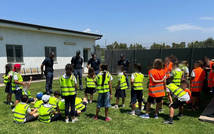 Studenti alla scoperta della sicurezza aeroportuale insieme alla Polizia di Stato
