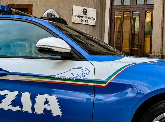 contromano-in-una-via-del-centro-di-adrano-con-un’accetta-in-auto-due-uomini-fermati-dalla-polizia-di-stato.jpeg