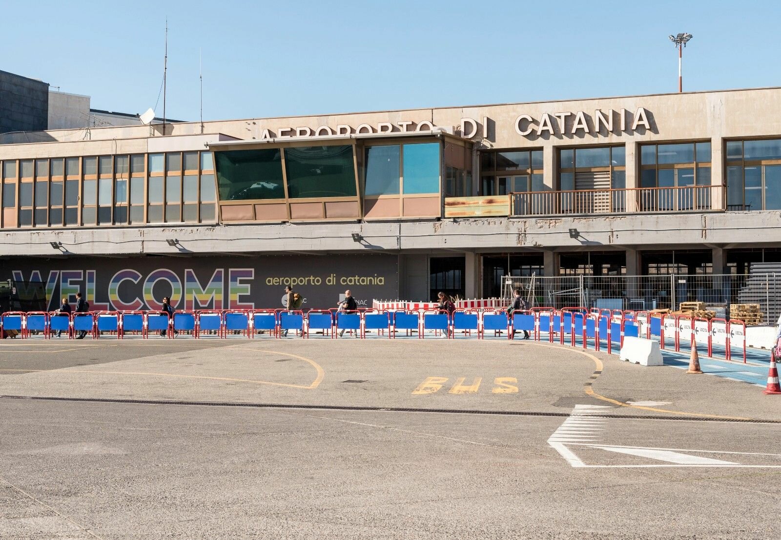 L’Etna blocca l’aeroporto, caos voli e diritti dei passeggeri tra dirottamenti e rimborsi
