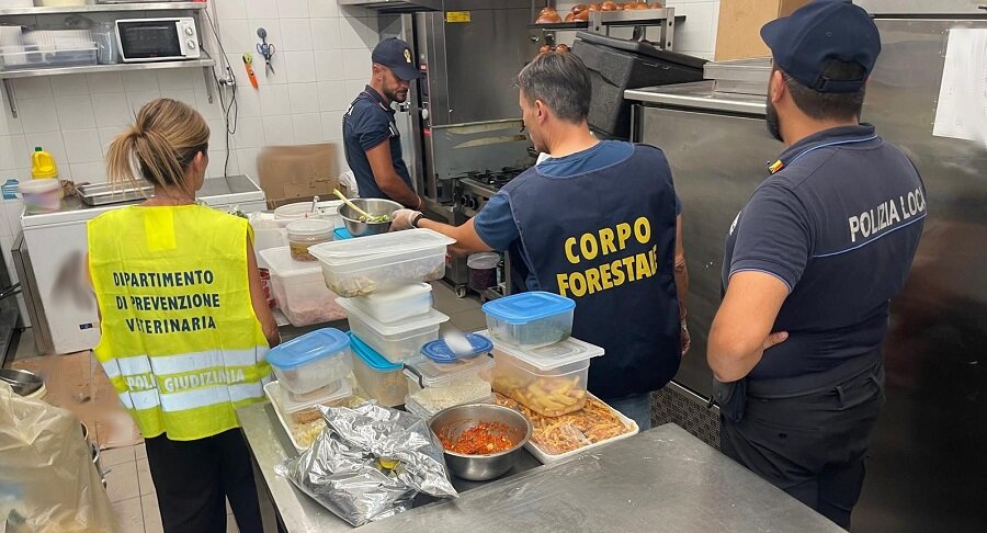 In un bar di piazza Michelangelo distrutti 210 kg di alimenti, titolare denunciato