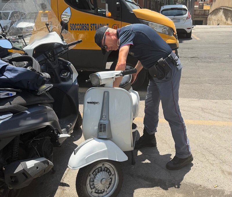 Si presenta in Commissariato per l’obbligo di firma a bordo di una vespa d’epoca rubata nel 1984 Si presenta in Commissariato per l’obbligo di firma a bordo di una vespa d’epoca rubata nel 1984