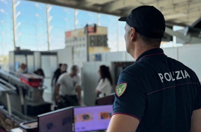 Ruba in aeroporto il portafoglio di un altro passeggero