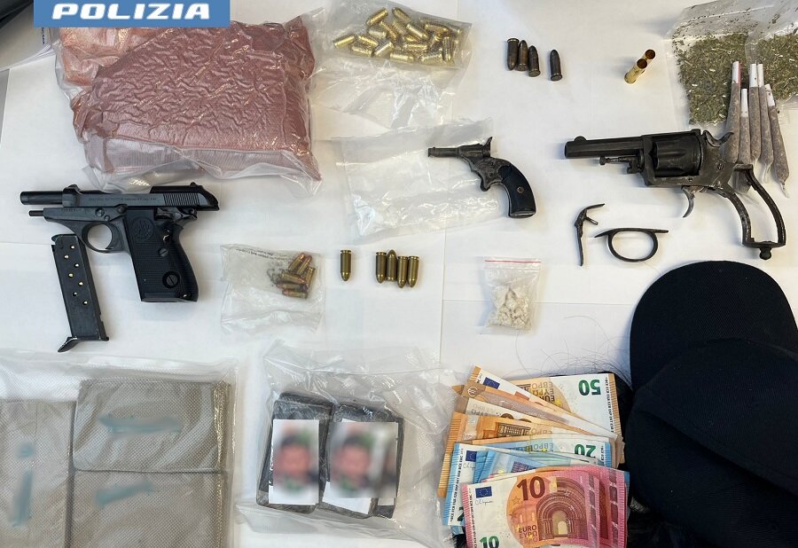 Teneva in casa nel quartiere Picanello pistole e droga