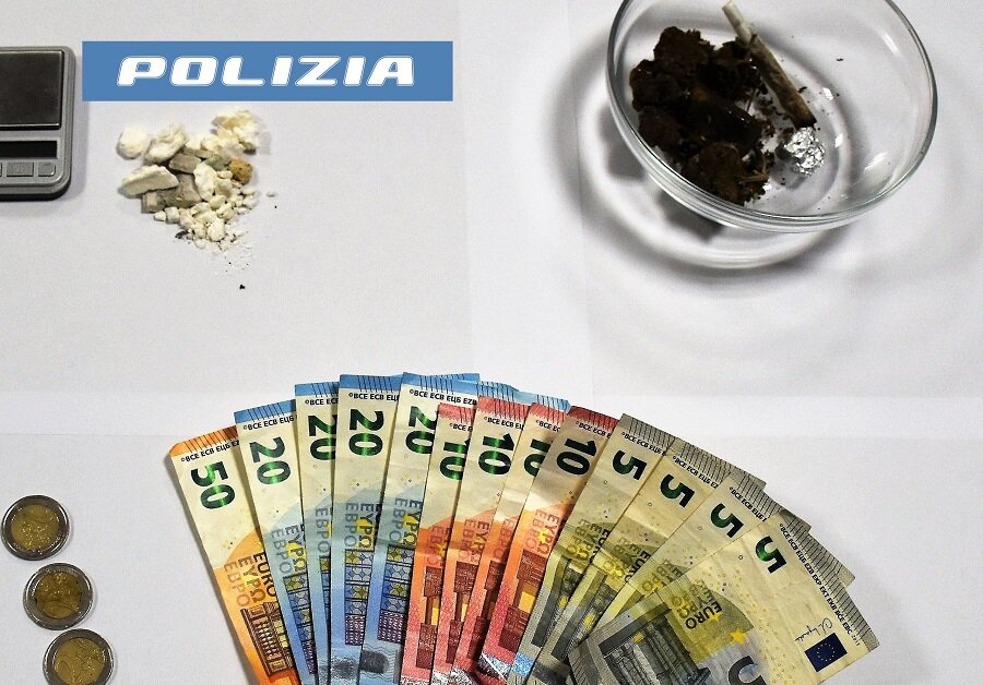 --spaccio-di-droga-in-un’abitazione-segnalata-sull’app-“youpol”-della-polizia-di-stato-arrestate-due-donne-a-caltagirone.jpeg --spaccio-di-droga-in-un’abitazione-segnalata-sull’app-“youpol”-della-polizia-di-stato-arrestate-due-donne-a-caltagirone.jpeg