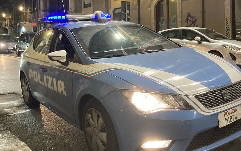 cerca-di-fuggire-con-lo-scooter-appena-rubato-arrestato-in-flagranza-dalla-polizia-di-stato.jpeg cerca-di-fuggire-con-lo-scooter-appena-rubato-arrestato-in-flagranza-dalla-polizia-di-stato.jpeg