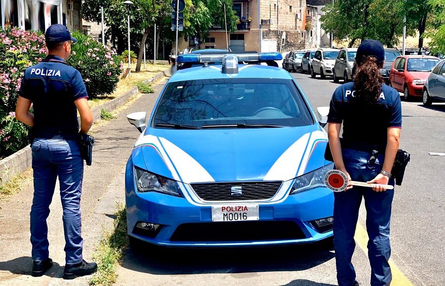 evade-dai-domiciliari-per-spacciare-sorpreso-dagli-agenti-della-polizia-di-stato-mentre-prepara-una-dose-di-crack.jpeg evade-dai-domiciliari-per-spacciare-sorpreso-dagli-agenti-della-polizia-di-stato-mentre-prepara-una-dose-di-crack.jpeg