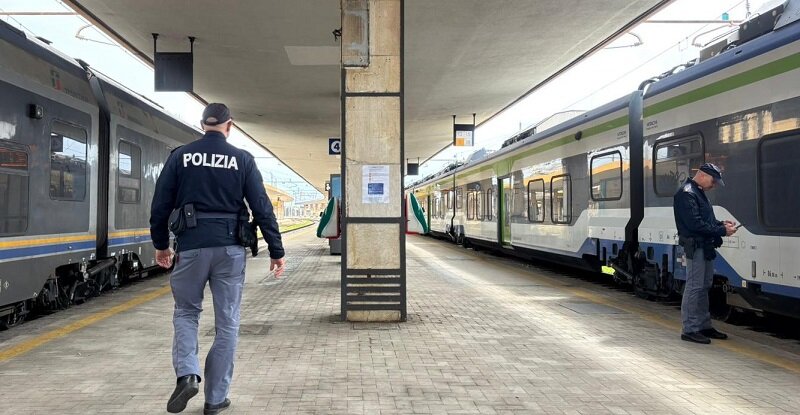 senza-biglietto-sul-treno-si-scaglia-contro-i-poliziotti-straniero-26enne-arrestato-dalla-polizia-di-stato.jpeg senza-biglietto-sul-treno-si-scaglia-contro-i-poliziotti-straniero-26enne-arrestato-dalla-polizia-di-stato.jpeg