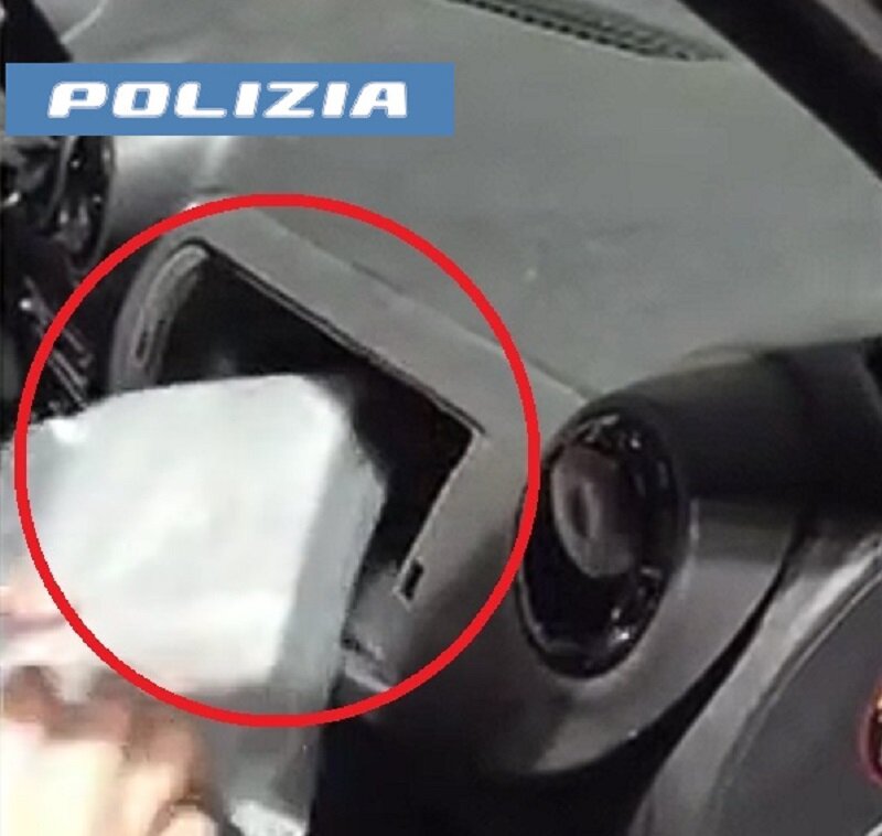 5,3 chili di cocaina nascosti nel cruscotto dell&rsquo;auto, due pusher arrestati dalla Polizia di Stato