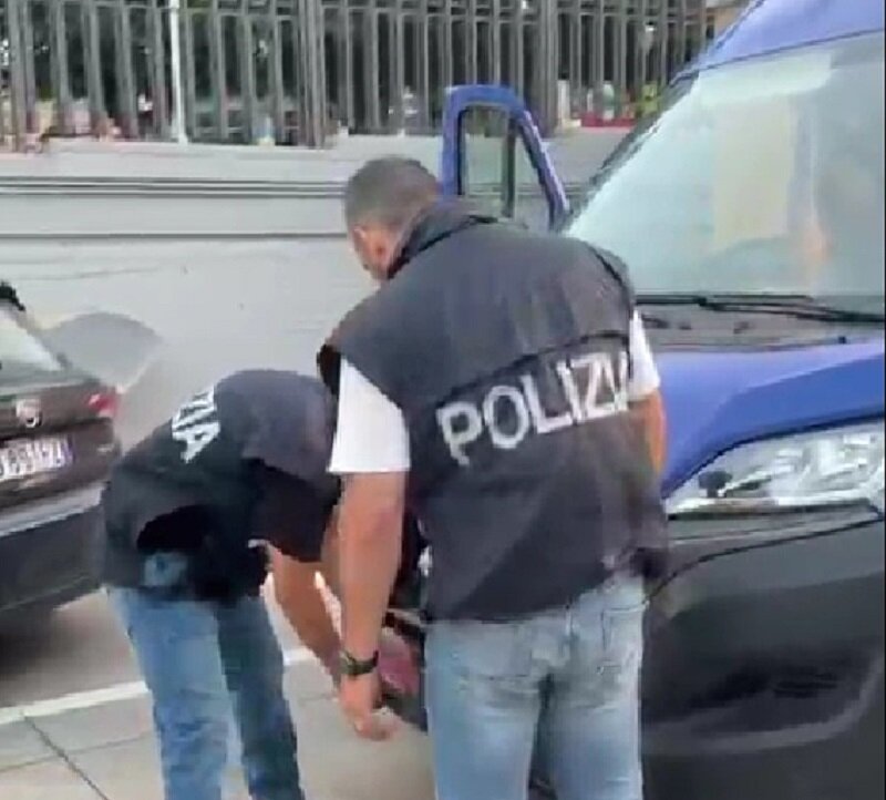blitz-della-polizia-di-stato-nel-quartiere-san-cristoforo-scoperto-deposito-di-targhe-contraffatte.-rinvenuto-anche-un-furgone-rubato-denunciati-2-catanesi-2.jpeg blitz-della-polizia-di-stato-nel-quartiere-san-cristoforo-scoperto-deposito-di-targhe-contraffatte.-rinvenuto-anche-un-furgone-rubato-denunciati-2-catanesi-2.jpeg