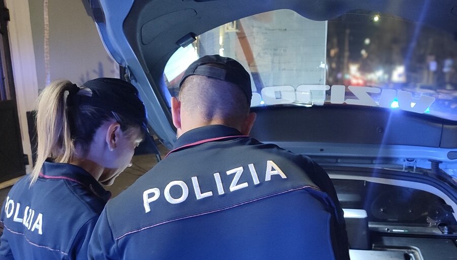 In giro in scooter con 50 mila euro in contanti