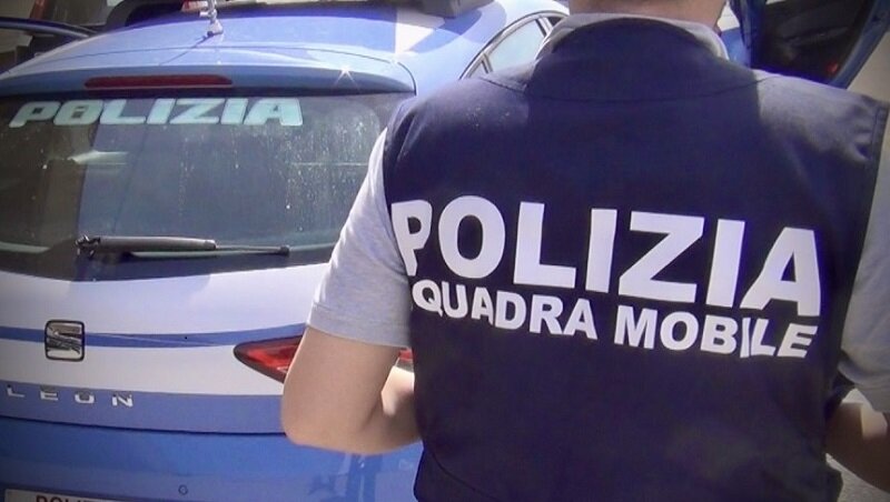 Pluripregiudicato fermato in strada dalla Polizia di Stato Pluripregiudicato fermato in strada dalla Polizia di Stato
