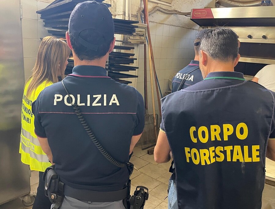 Controlli della task force coordinata dalla Polizia di Stato in un bar di Tremestieri Etneo