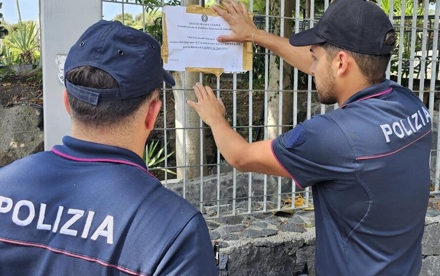 Polizia di Stato notifica al gestore di una discoteca di Acireale provvedimento di sospensione della licenza per 30 giorni Polizia di Stato notifica al gestore di una discoteca di Acireale provvedimento di sospensione della licenza per 30 giorni