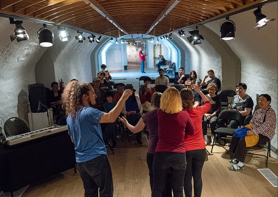 eyJmciI6IlNwZWN0YWNsZSBkZSB0aOnidHJlIHBsYXliYWNrIGRlIFByb21pdG8gUGxheWJhY2sgYXZlYyBkZXMgYXJ0aXN0ZXMgZXQgbGUgcHVibGljIGRhbnMgdW5lIHNhbGxlIHZv+3TpZSIsImVuIjoiUHJvbWl0byBQbGF5YmFjaydzIGxpcC1zeW5jIHRoZWF0cmUgcGVyZm9ybWFuY2Ugd2l0aCBhcnRpc3RzIGFuZCB0aGUgYXVkaWVuY2UgaW4gYSB2YXVsdGVkIGhhbGwifQ==