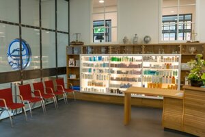 maatwerk-meubelontwerp-displays-apotheek-julius-baarn-768x1024.jpeg