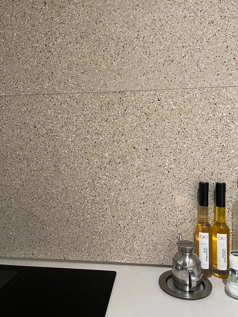 imgi_12_keukenontwerp-grootformaat-terrazzo-wandtegels.jpeg