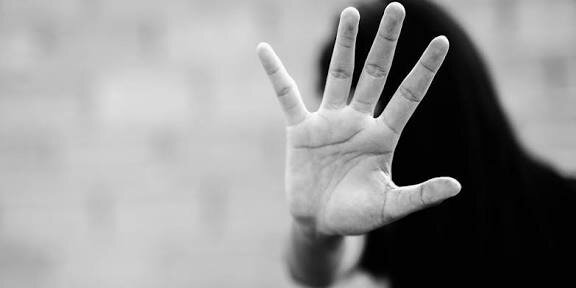 Botte alla fidanzata per un pesce scappato Botte alla fidanzata per un pesce scappato