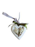 cuore-bianco-di-legno-con-fiocco-assortito-e-stelle-alpine-vere