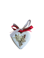 cuore-bianco-di-legno-con-fiocco-assortito-e-stelle-alpine-vere